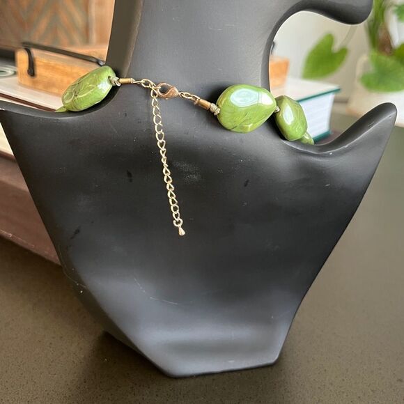 Green plastic Stone Statement Necklace with Adjustable Chain - Picture 4 of 4
